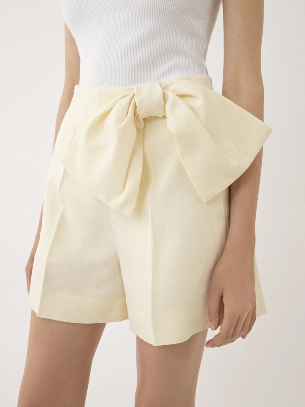 Chloe o1y0825 Short in Cream Size 27" / US 4 / IT 40 - 2 Thumbnail