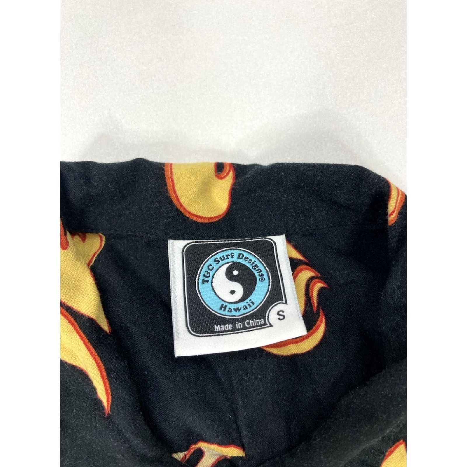 Vintage VINTAGE T&C Surf Flames Print Hawaiian Button Up Shirt Men Slim Small Black Short Sleeve Size US S / EU 44-46 / 1 - 3 Thumbnail