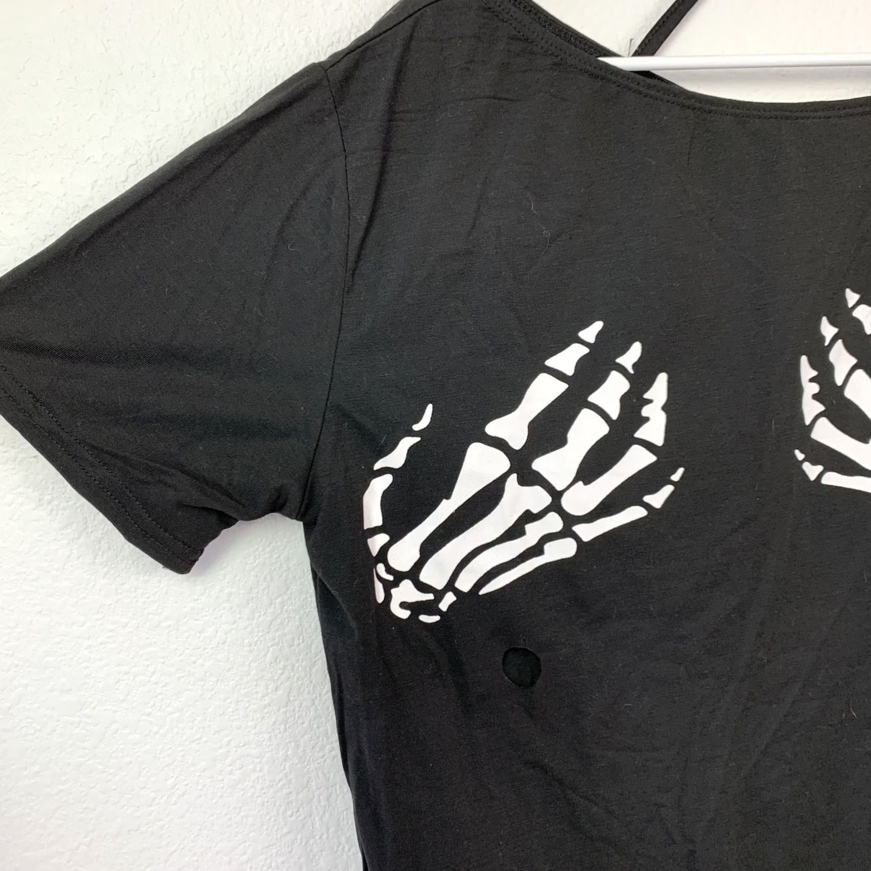 Vintage MISSLOOK Black Cold Shoulder Skeleton Hands Distressed T-Shirt Top Women's S Size S / US 4 / IT 40 - 2 Thumbnail