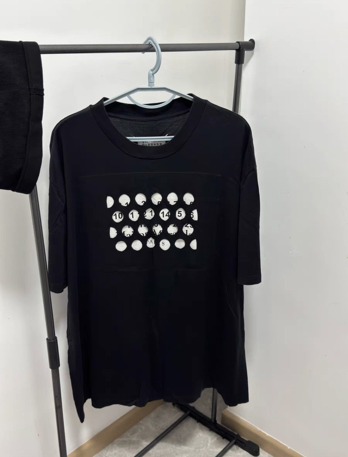 Maison Margiela Maison Margiela Black Number Cut-Out Short-Sleeve T-Shirt Size US S / EU 44-46 / 1 - 1 Thumbnail