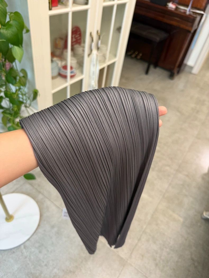 Issey Miyake Issey Miyake size:1 A dark grey skirt Size 42" / US 20 - 7 Thumbnail