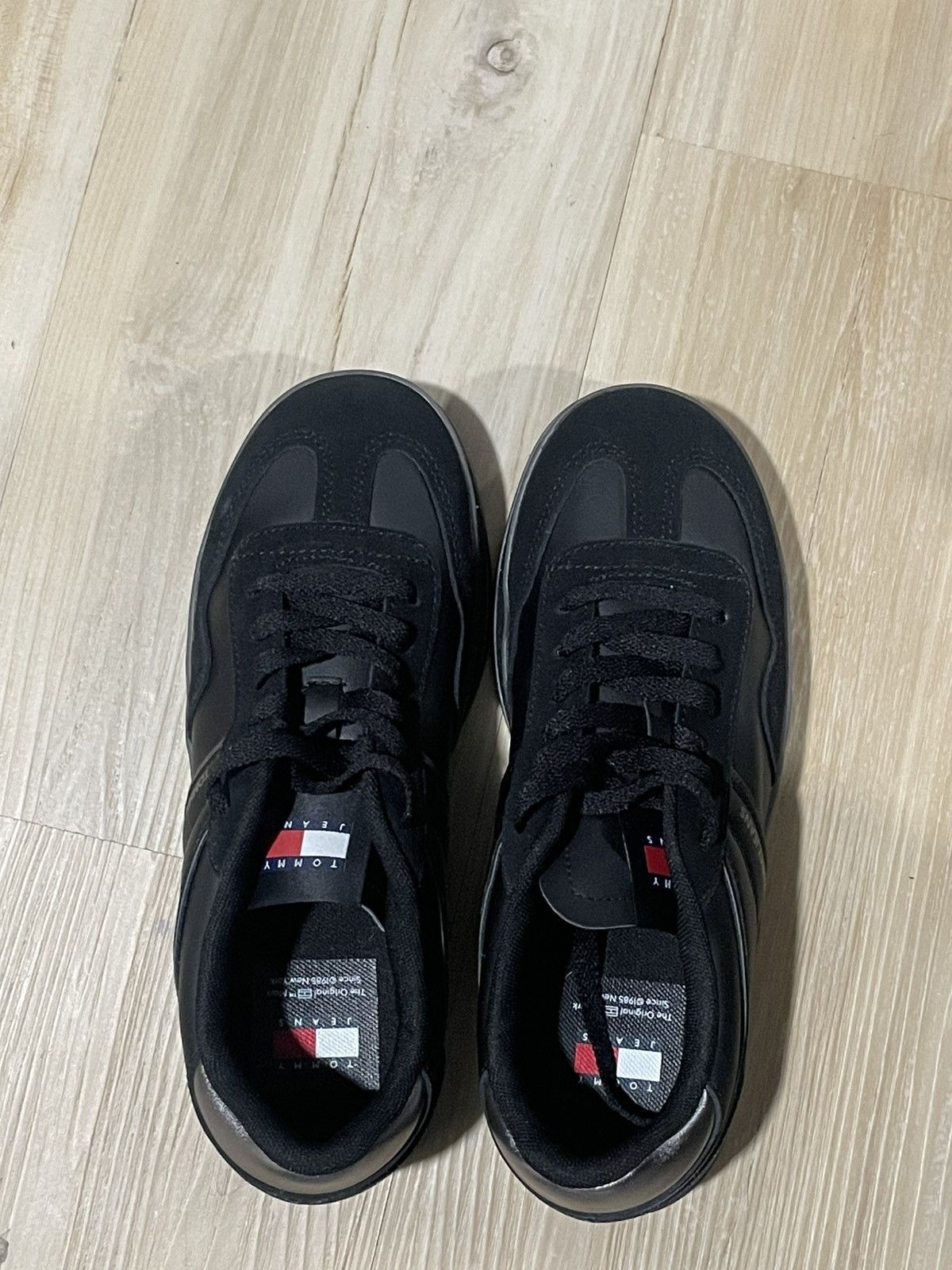 Tommy Hilfiger Vintage Tommy Hilfiger Sneakers Size US 7.5 / IT 37.5 - 1 Thumbnail