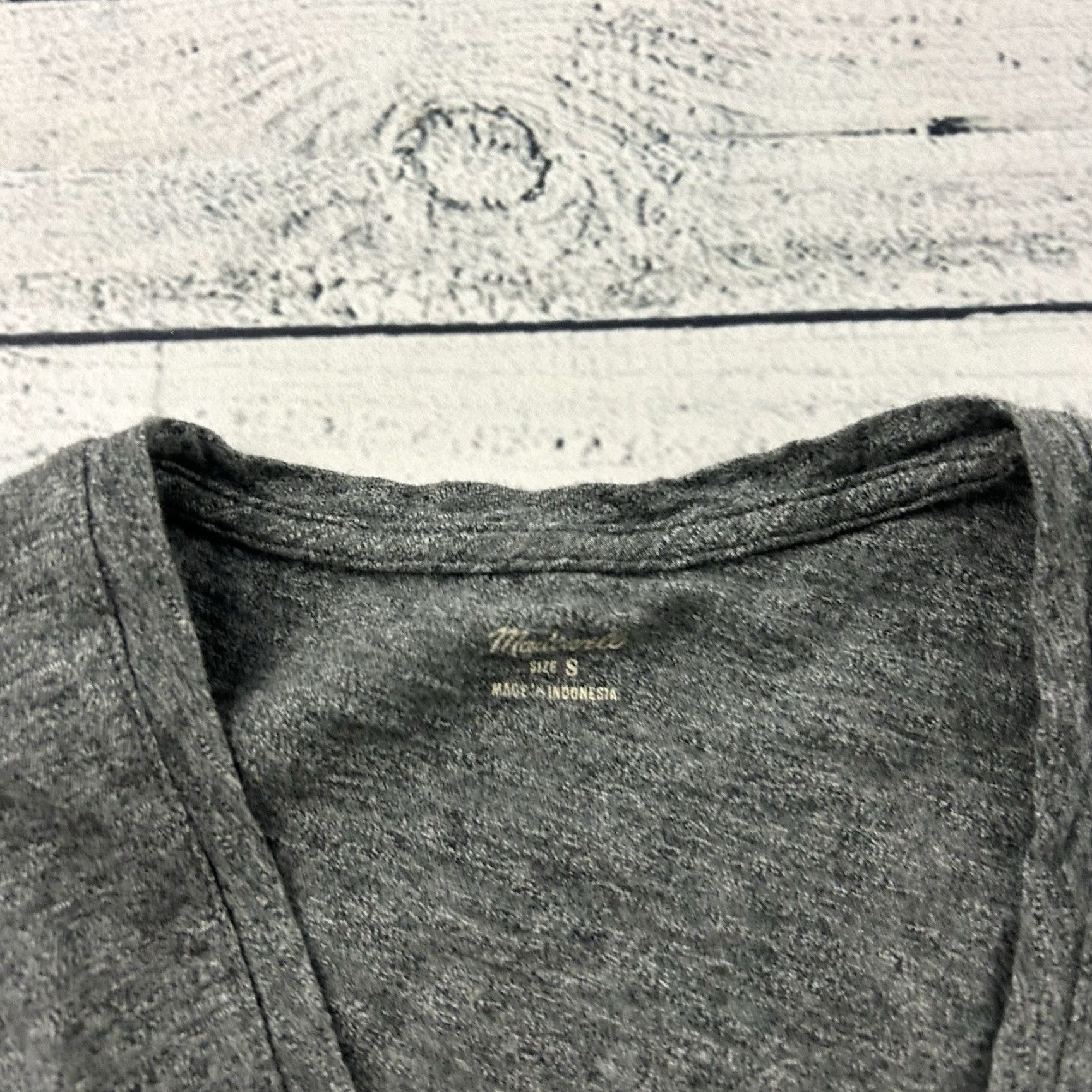 Madewell Madewell T-Shirt Women Sleeveless V-Neck Gray Small Pocket Shirt Womens Small Gray V-Neck Pocket Size S / US 4 / IT 40 - 2 Thumbnail