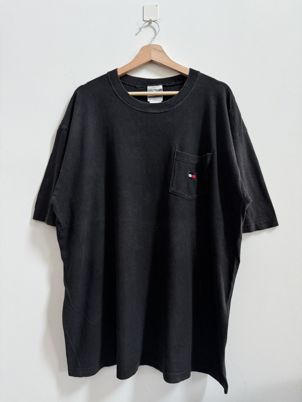 Tommy Hilfiger Vintage Tommy Hilfiger Small Flag Pocket T-Shirt Size US XL / EU 56 / 4 - 2 Thumbnail