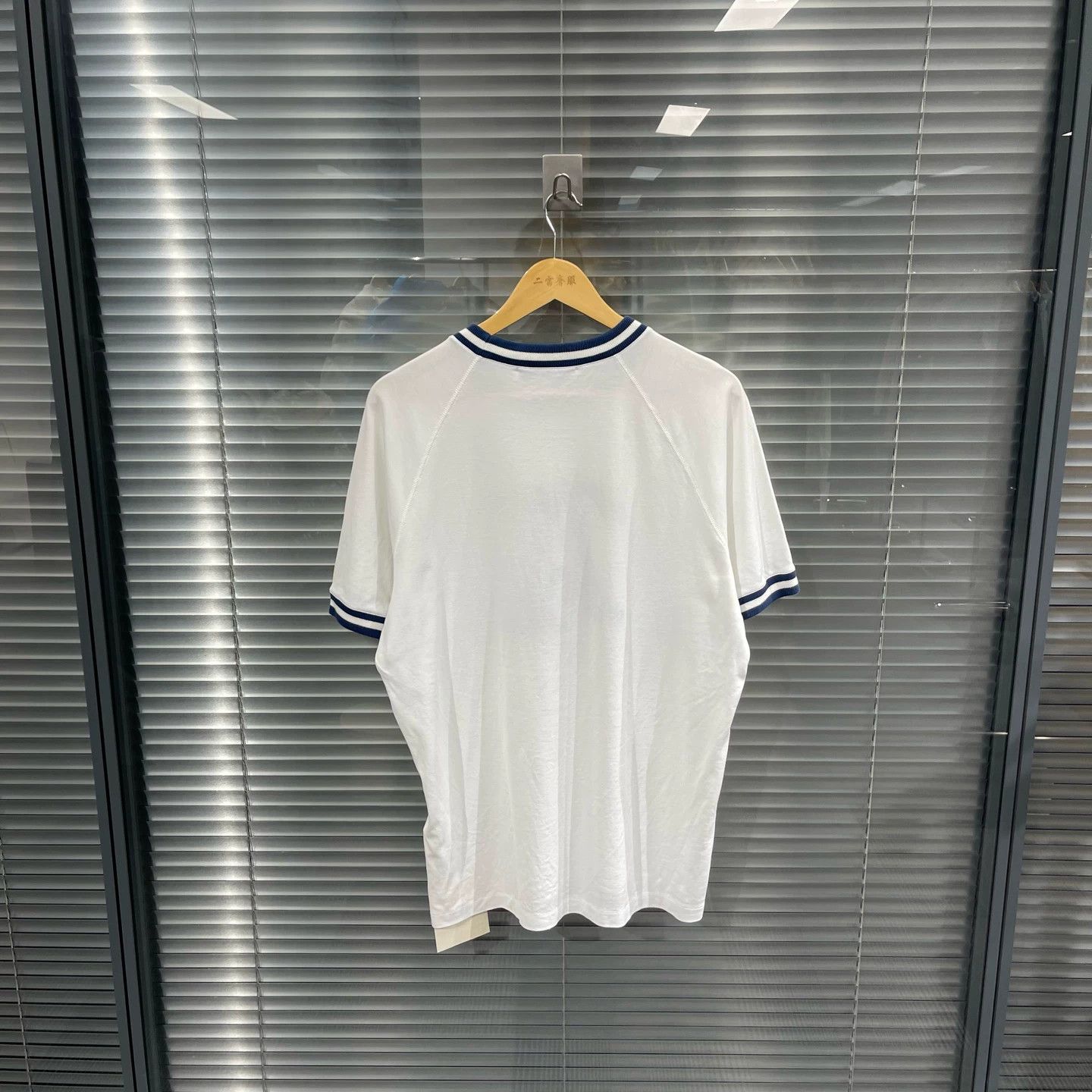 Louis Vuitton LV Reverse Logo Embroidered White/Blue T XL Mint Size US XL / EU 56 / 4 - 2 Thumbnail
