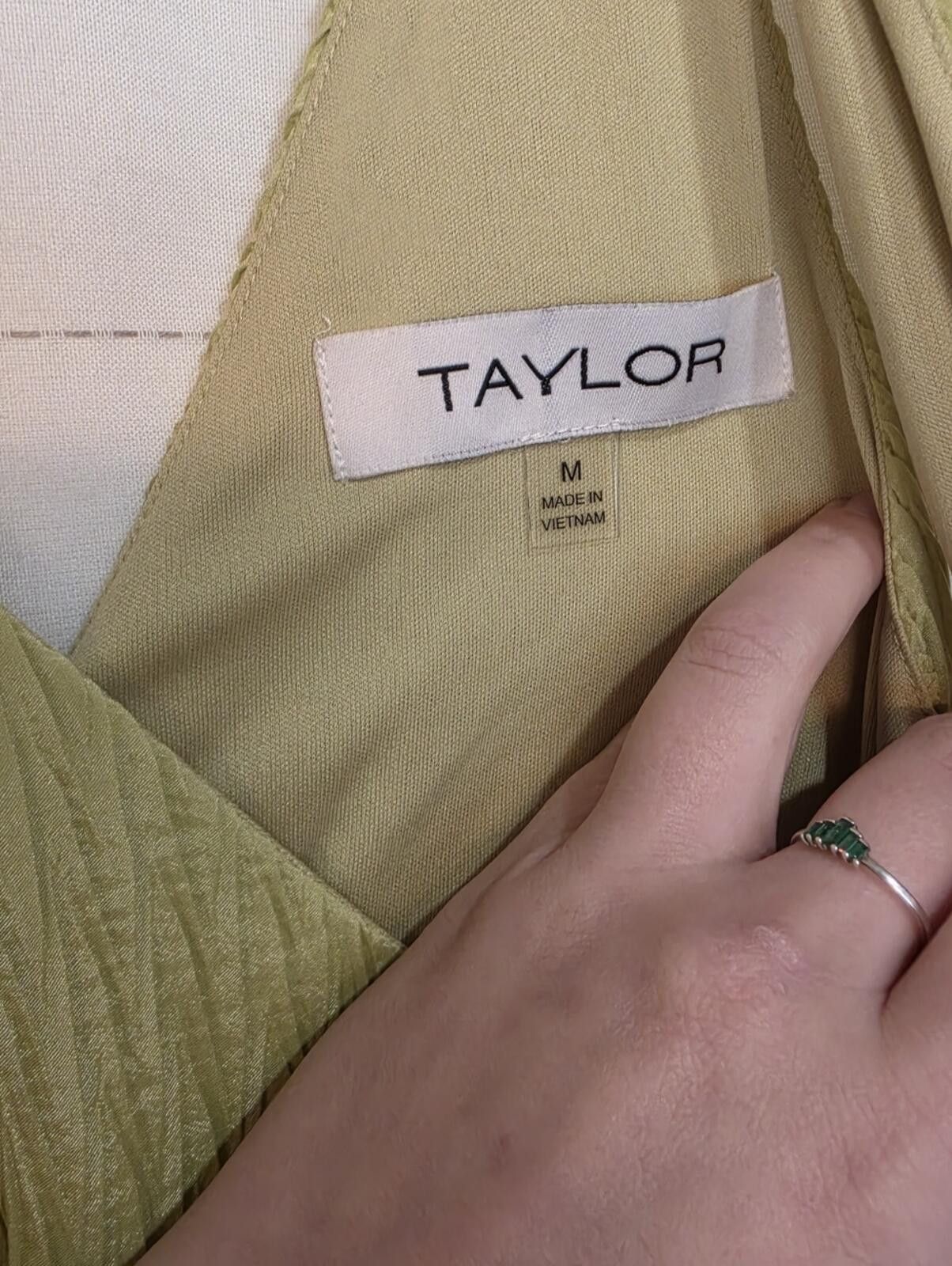 Ann Taylor Taylor Sleeveless V Neck Dress Size M / US 6-8 / IT 42-44 - 4 Thumbnail