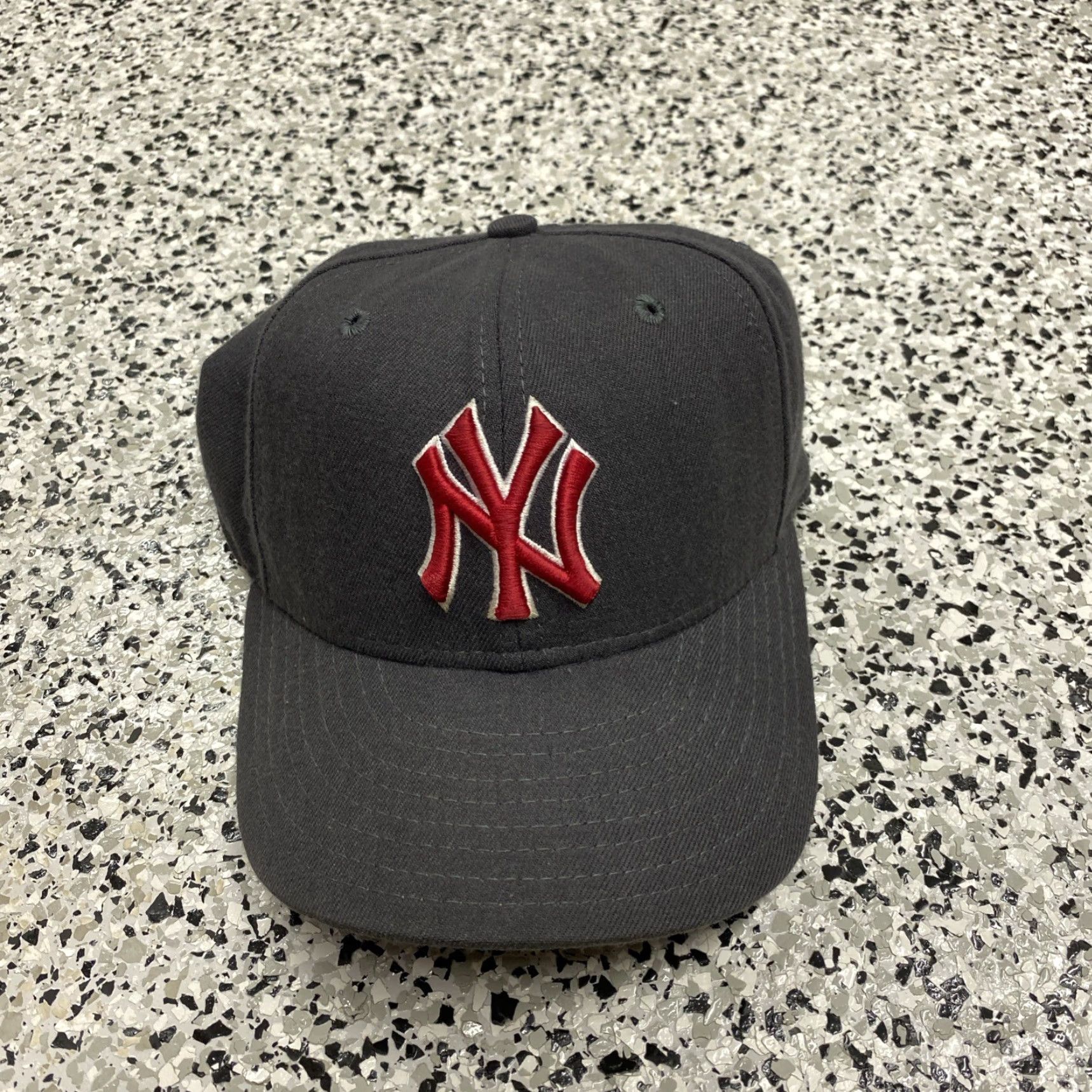 New Era VINTAGE New Era New York Yankees Hat Made In USA 7 Grey Size ONE SIZE - 2 Thumbnail