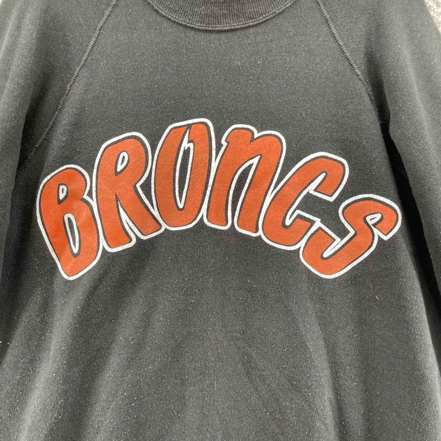 Vintage VINTAGE Bassett-Walker Broncs Sweatshirt Mens Large Black Football Western Rodeo Y2k Fibers Graphic Print Crew Neck Pullover Size US L / EU 52-54 / 3 - 2 Thumbnail