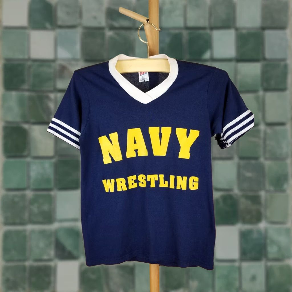 Vintage VINTAGE 80' US NAVY USN WRESTLING BLUE V NECK T-SHIRT SZ SMALL US USA MEN T-Shirt Short Sleeve Navy Blue V-Neck Size US S / EU 44-46 / 1 - 1 Thumbnail