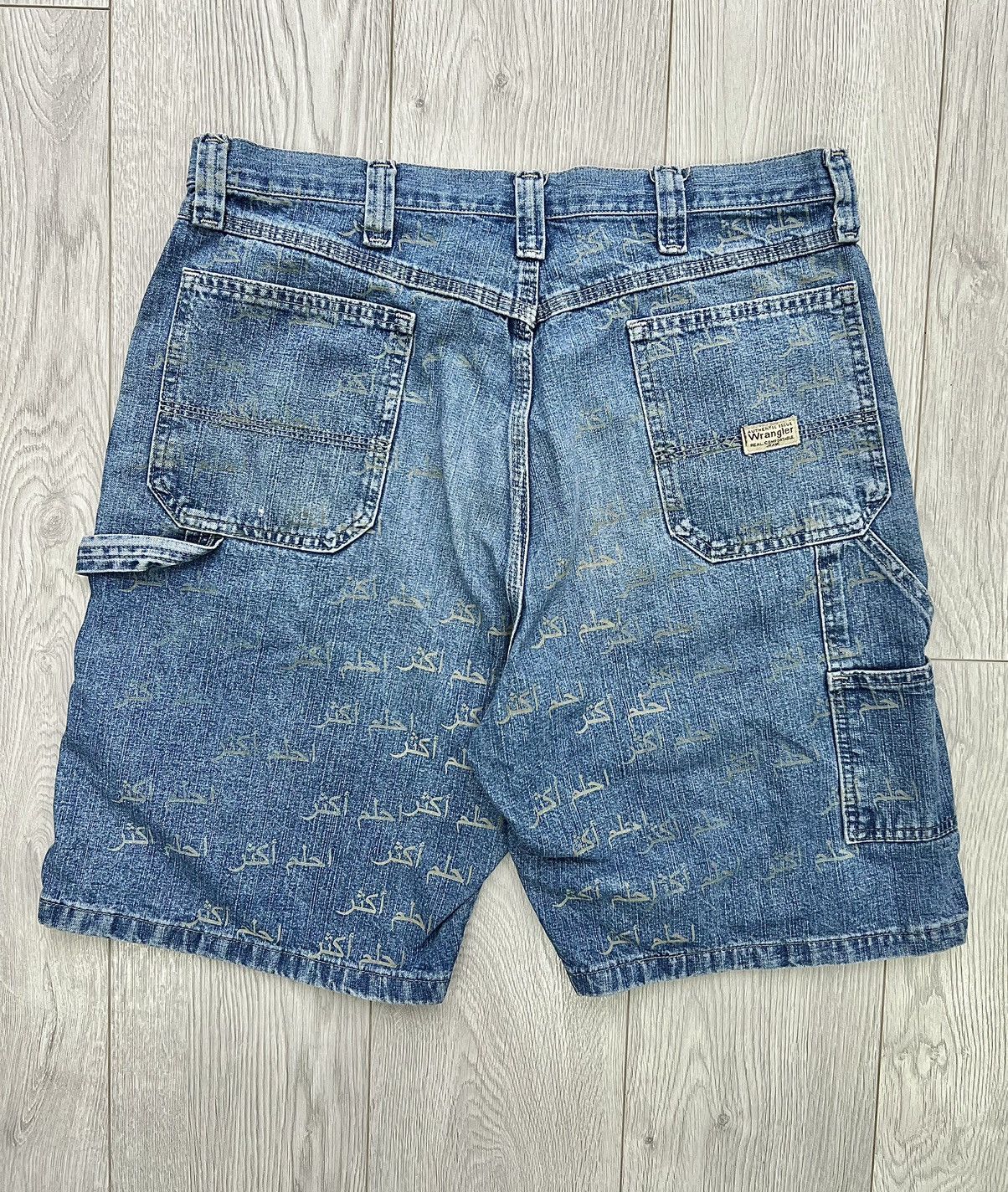 Vintage Vtg baggy Wrangler Shorts Custom Arabic “Dream More” Jort 36 Size US 36 / EU 52 - 2 Thumbnail