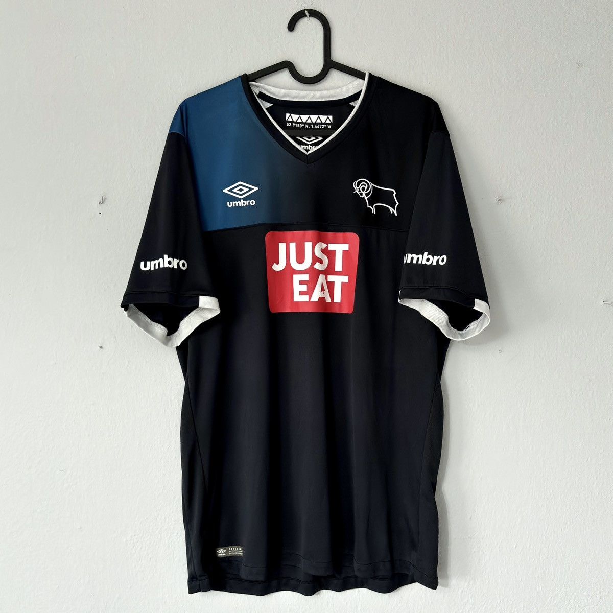 Umbro 2016 2017 Derby County Umbro Away Kit Soccer Jersey Shirt FC Size US L / EU 52-54 / 3 - 2 Thumbnail