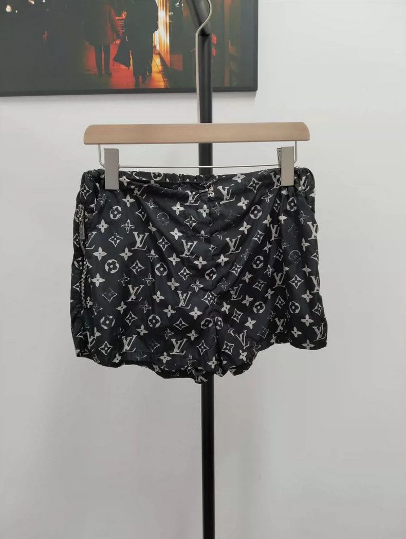 Louis Vuitton Louis Vuitton Full print shorts Nextarrow-2505 Size 27" / US 4 / IT 40 - 1 Thumbnail