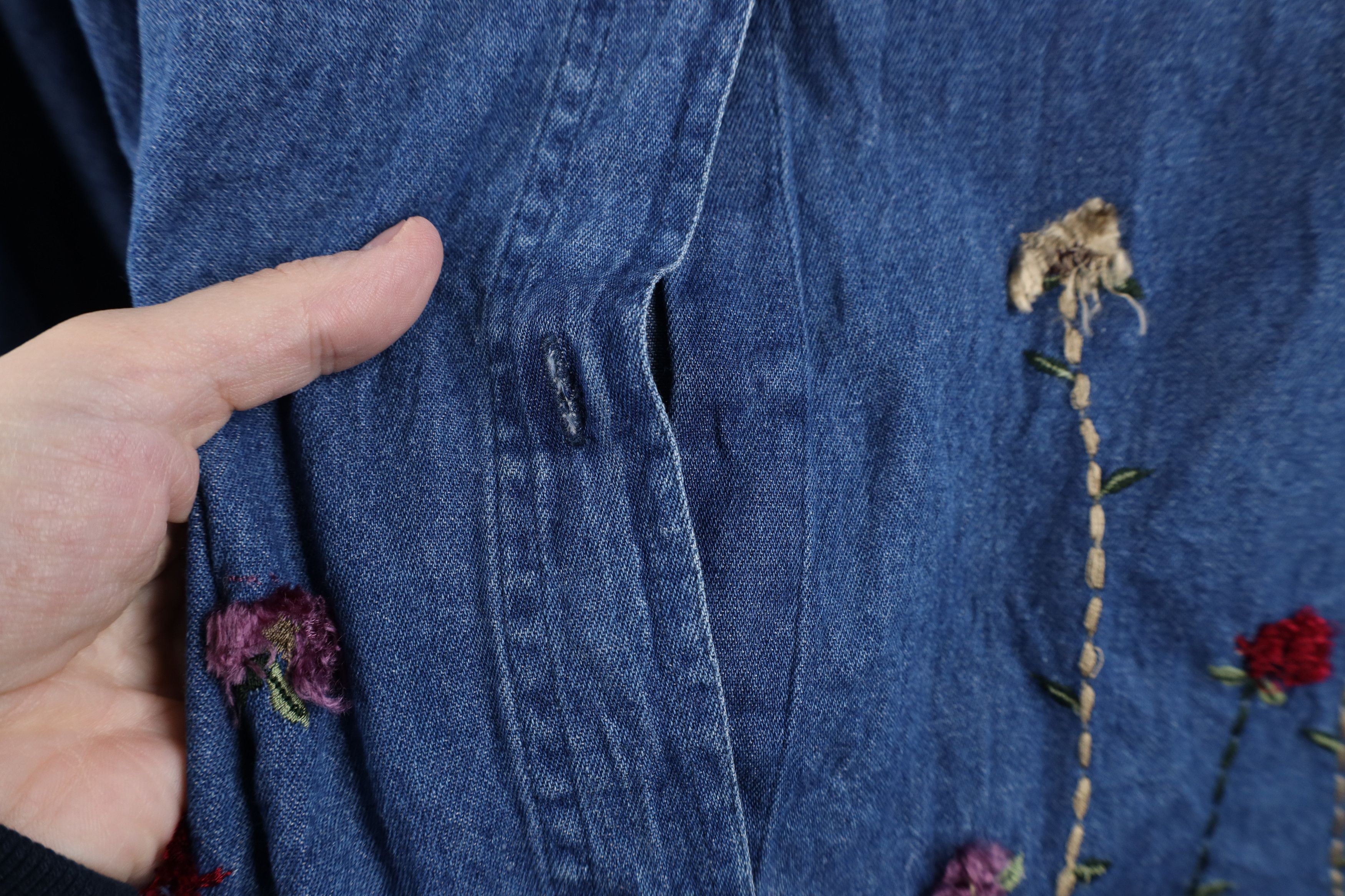 Vintage Vintage 90s Streetwear Embroidered Flower Denim Button Shirt Size XL / US 12-14 / IT 48-50 - 4 Thumbnail