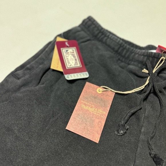 Mitchell & Ness NWT MITCHELL & NESS CLEVELAND CAVALIERS NBA FLEECE SHORTS M Size US 30 / EU 46 - 3 Thumbnail