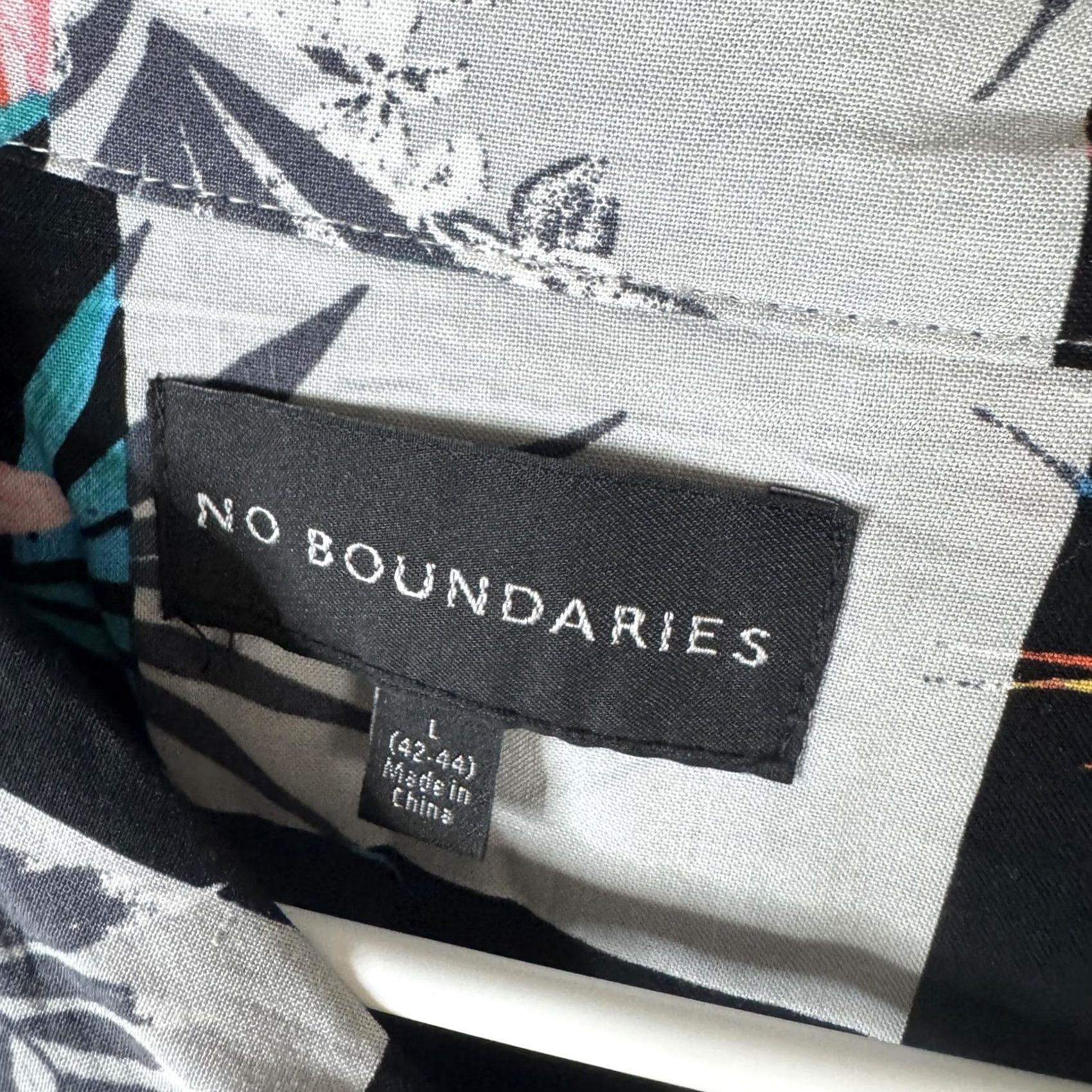 Vintage No Boundaries Shirt Mens L Gray Floral Hawaiian Resort Button Front Tropical Size US L / EU 52-54 / 3 - 7 Thumbnail