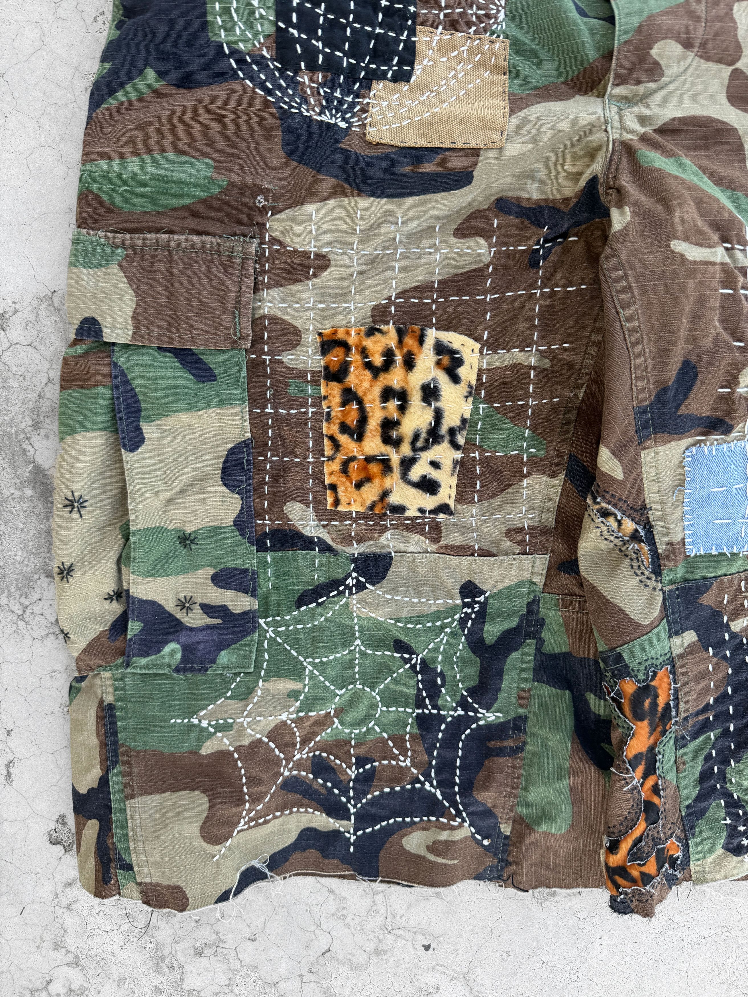 Japanese Brand 1995s VINTAGE CAMO CARGO SASHIKO PATCH SHORTS Size US 34 / EU 50 - 18 Thumbnail