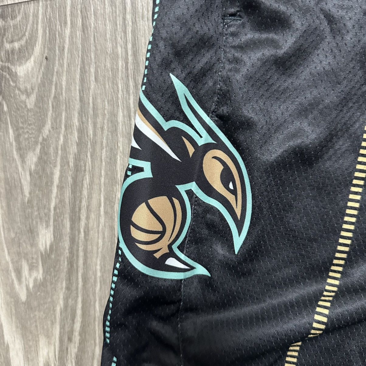 NBA × Nike Authentic Charlotte Hornets Black Shorts Size US 38 / EU 54 - 2 Thumbnail