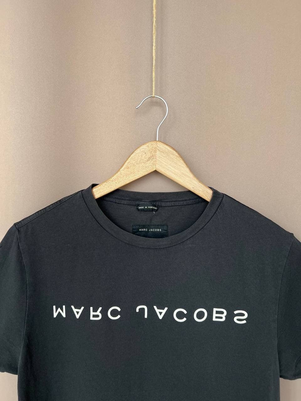 Marc Jacobs Marc Jacobs Upside Down Logo T-Shirt Mens Size M Dark Grey Size US M / EU 48-50 / 2 - 2 Thumbnail