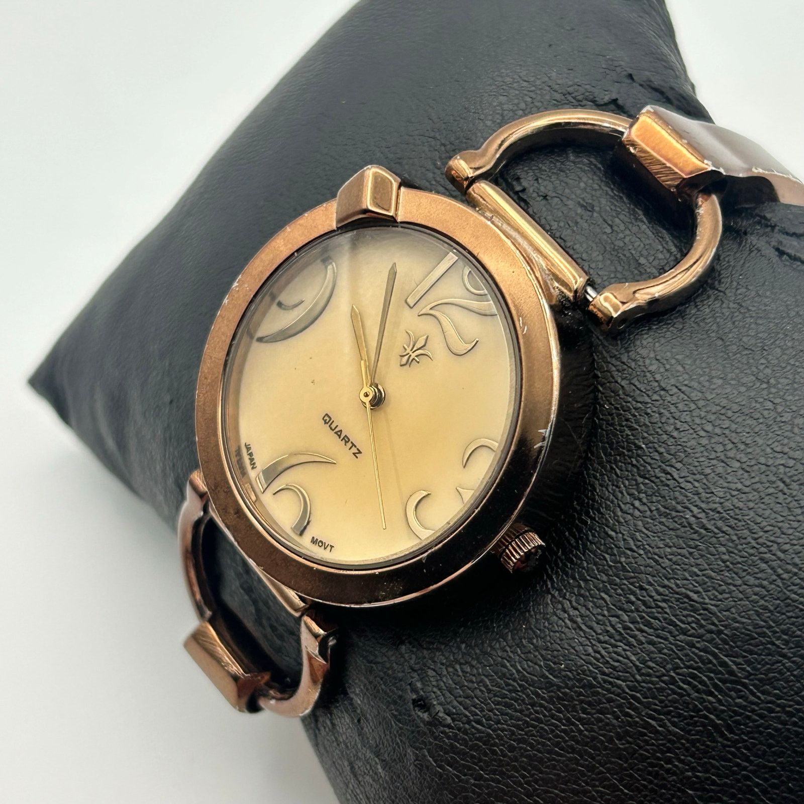 Other Gold Tone Women Watch Fleur-de-lis Emblem Oversized Dial Size ONE SIZE - 2 Thumbnail