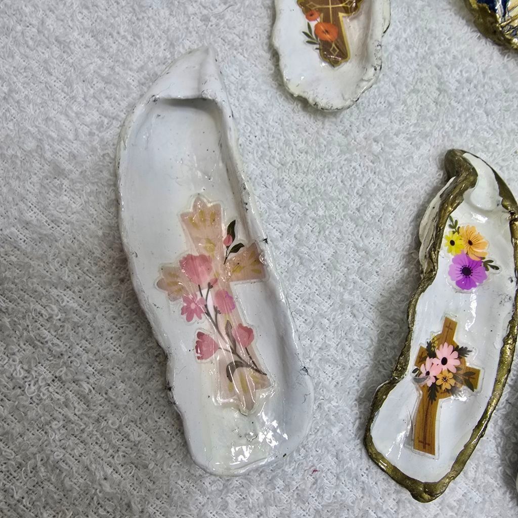 The Unbranded Brand Unbranded Decor Oyster Shells One Size White Gold Size ONE SIZE - 8 Thumbnail