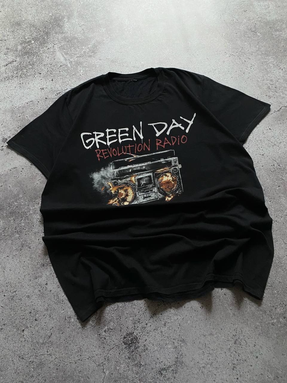 Band Tees GREEN DAY “REVOLUTION RADIO” ALBUM PUNK ROCK BAND T SHIRT Size US M / EU 48-50 / 2 - 3 Thumbnail