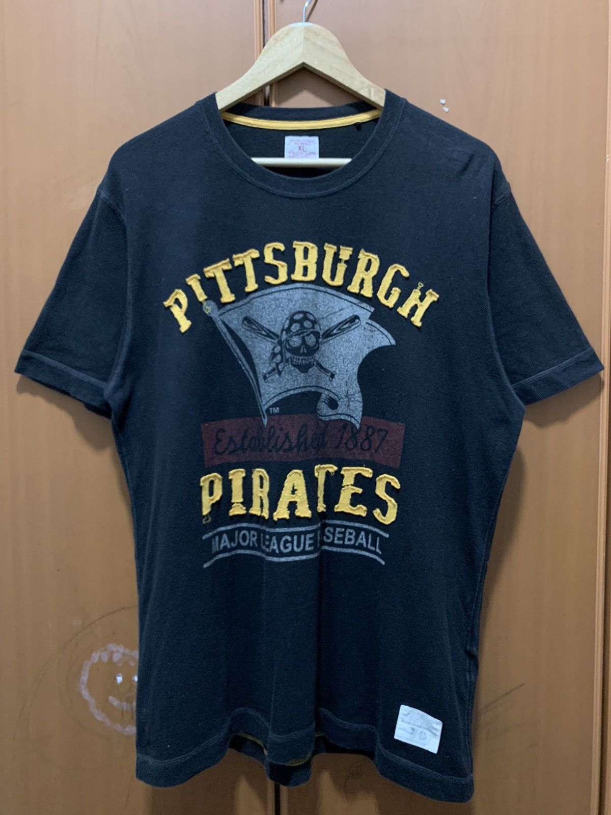 Uniqlo Vintage Y2K Uniclo MLB Pitttsburgh Pirates T-Shirt Size US XL / EU 56 / 4 - 1 Thumbnail