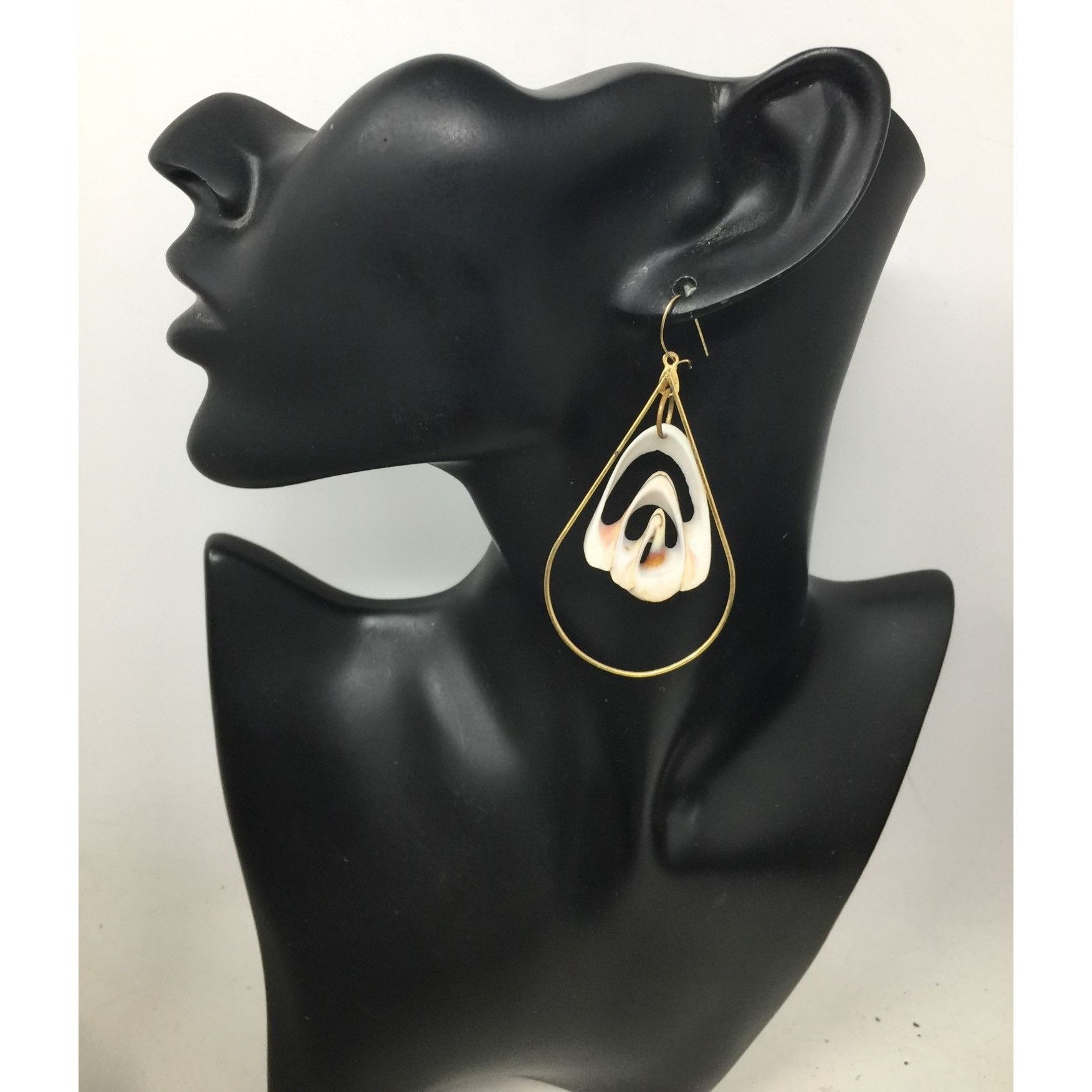 Other Women's Oval Shaped Gold Tone Sea Shell Dangle Earrings Size ONE SIZE - 1 Thumbnail