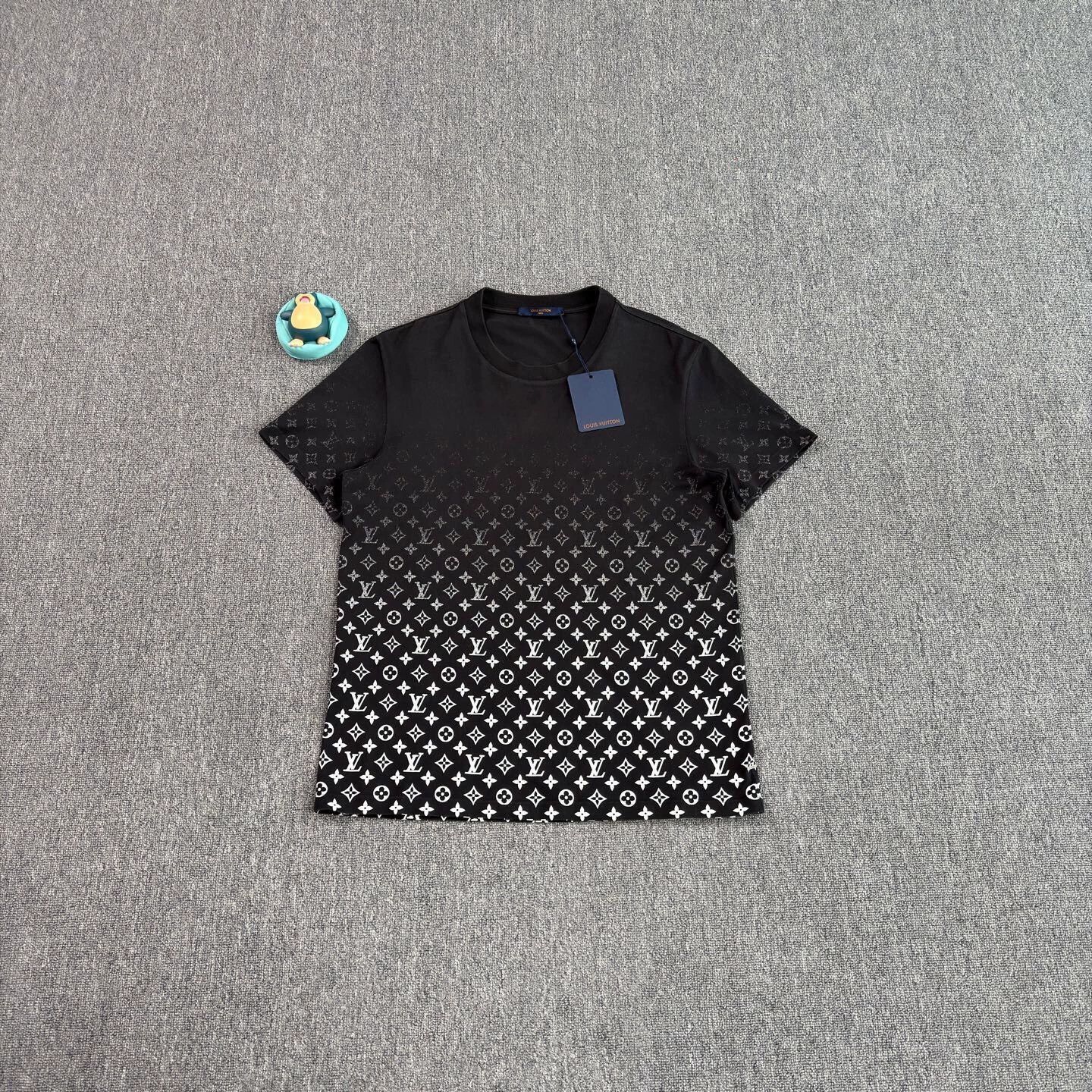 Louis Vuitton Black Gradient Logo Print Short Sleeve T-Shirt Size US XL / EU 56 / 4 - 1 Thumbnail