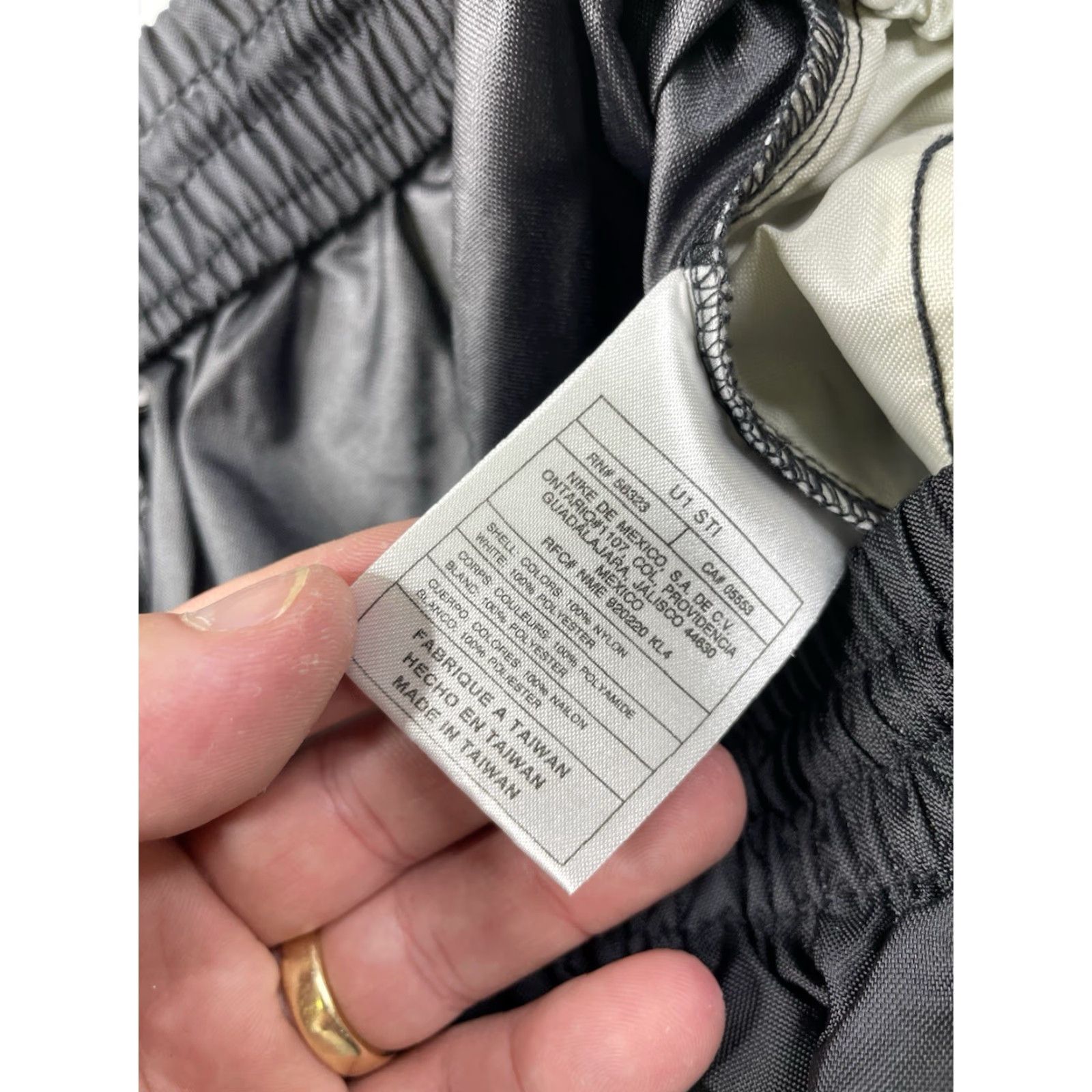 Nike VINTAGE Nike Swoosh Nylon Windbreaker Pants XL Black Track Men Regular Size XL Black Track Pants Streetwear Activewear 90s Size US 36 / EU 52 - 6 Thumbnail