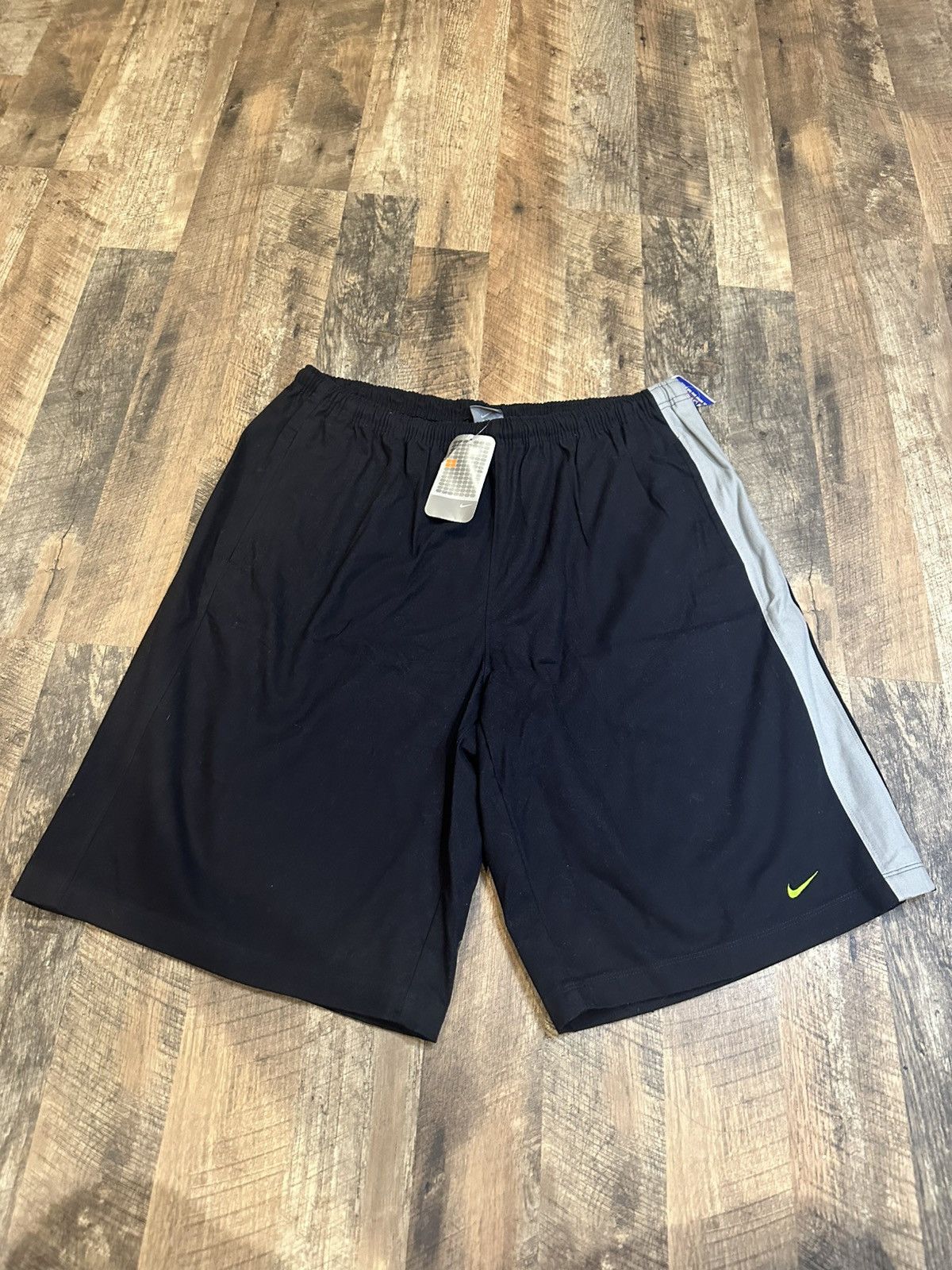 Vintage 2004 Deadstock Nike Baggy Shorts Below Knee Swoosh