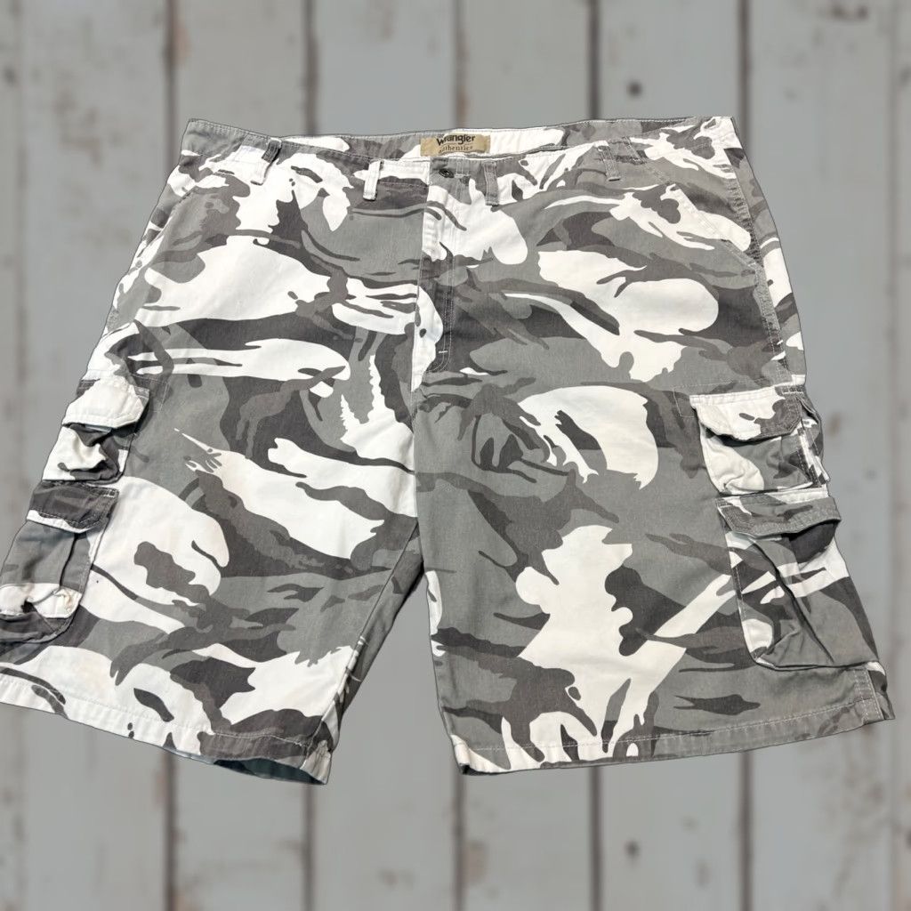 Wrangler VINTAGE Wrangler Cargo Shorts Men 48 Relaxed Fit Camouflage Cotton 00s Grunge Casual Size US 32 / EU 48 - 1 Thumbnail
