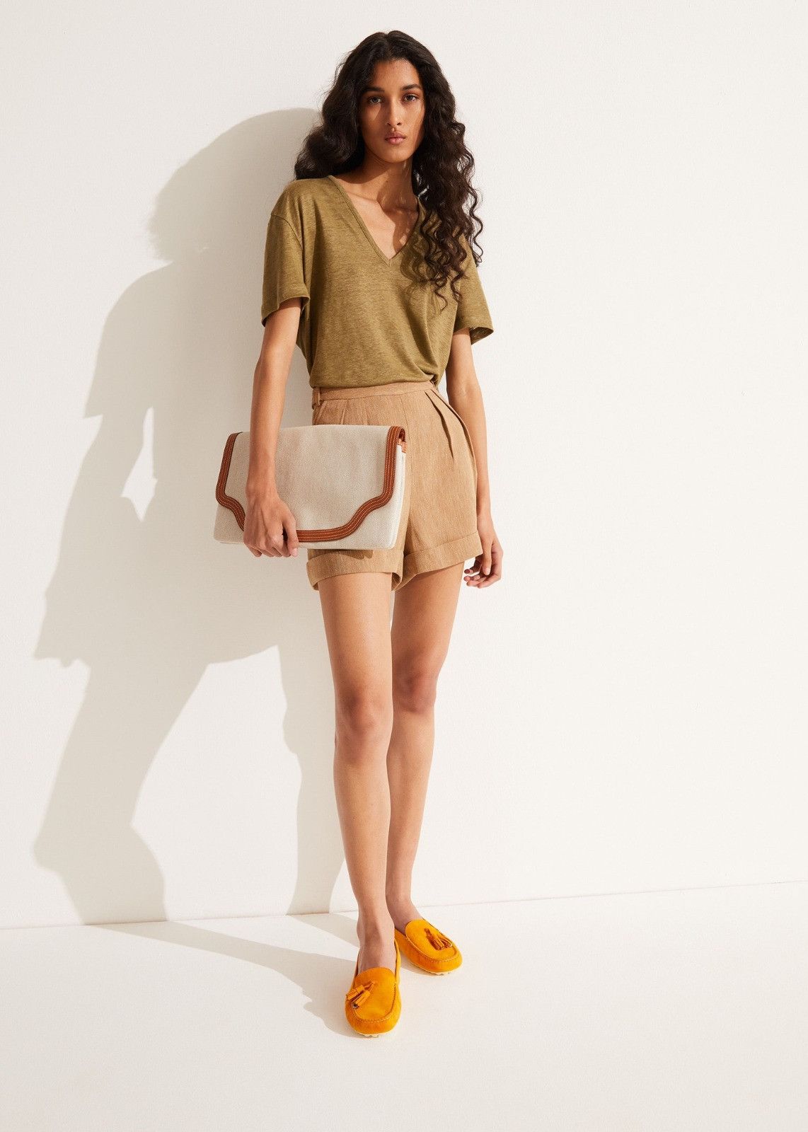 Loro Piana o1srvl11e1224 Gargano V-Neck T-Shirt in Khaki Size XS / US 0-2 / IT 36-38 - 2 Thumbnail