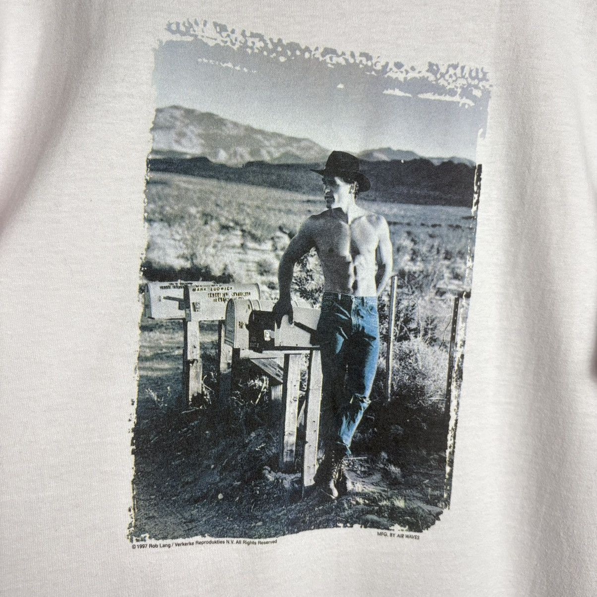 Vintage Vintage 90s Rob Lang Photography Cowboy Photo T-Shirt Size US L / EU 52-54 / 3 - 2 Thumbnail