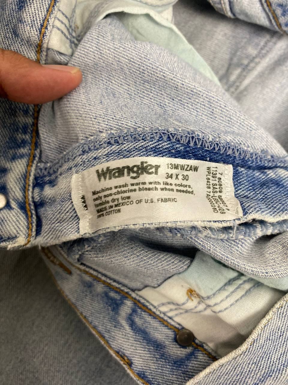 Wrangler vintage wrangler lightwash distressed denim Size US 37 - 13 Thumbnail
