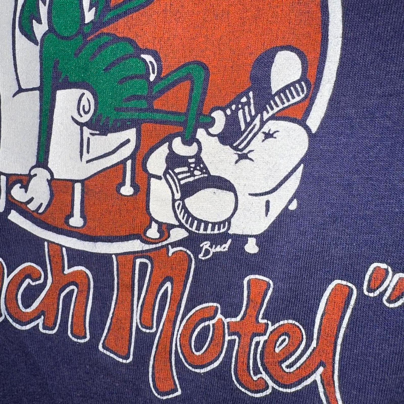Hanes Vintage 90s Single Stitch Clemson Roach Motel T Shirt size L Size US L / EU 52-54 / 3 - 8 Thumbnail