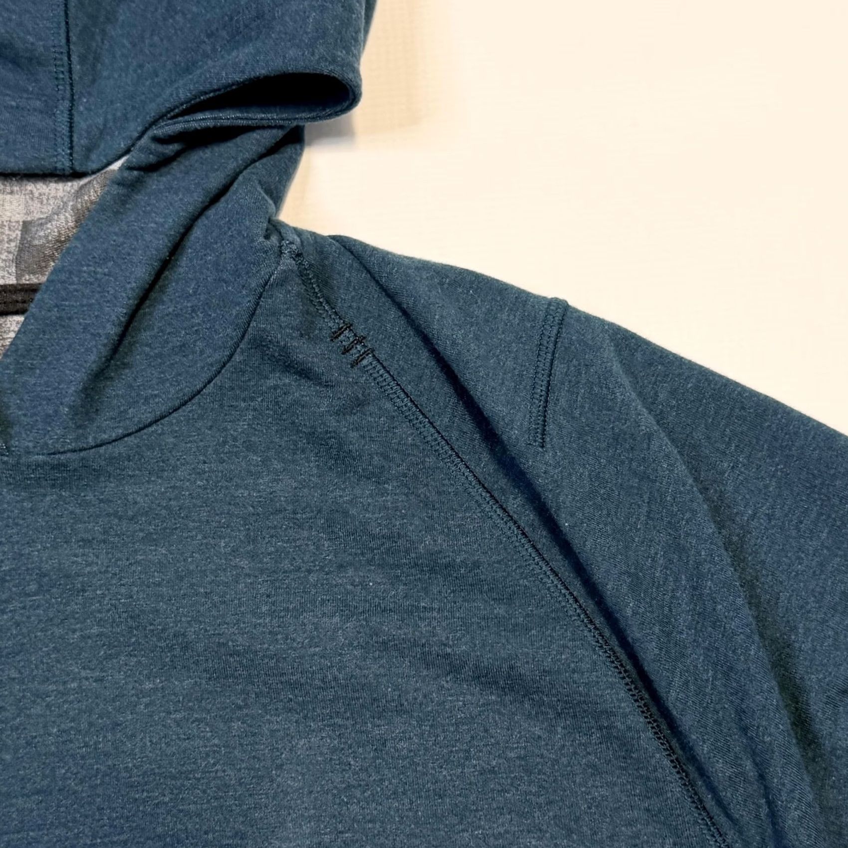 Lululemon VINTAGE Lululemon Hoodie Mens Large Blue Gray Reversible Raglan Pullover Athletic Tech Size US L / EU 52-54 / 3 - 5 Thumbnail