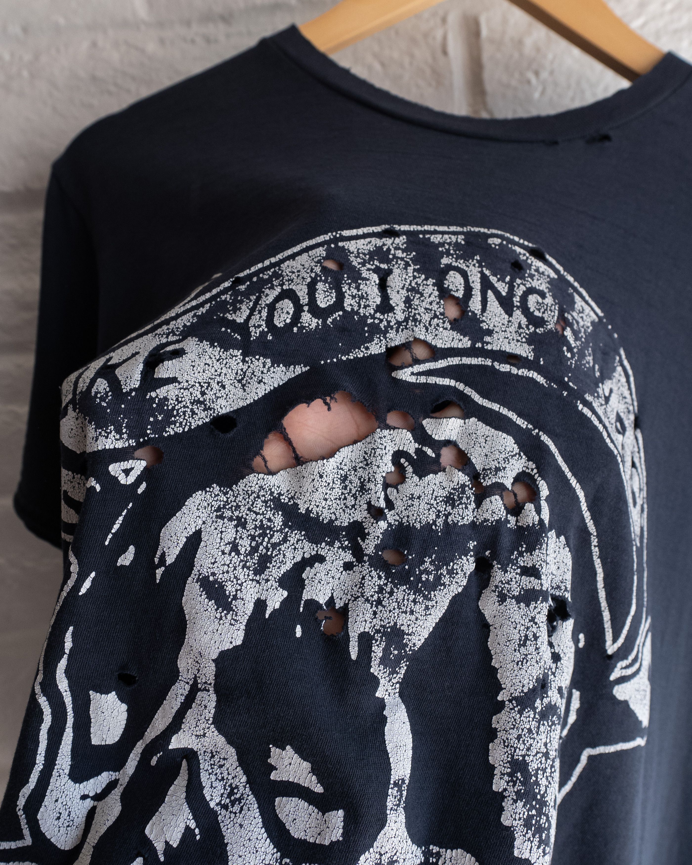 Vintage Vintage Jolly Roger Skull Print T Shirt Y2K Men's L Thrashed Size US L / EU 52-54 / 3 - 6 Thumbnail