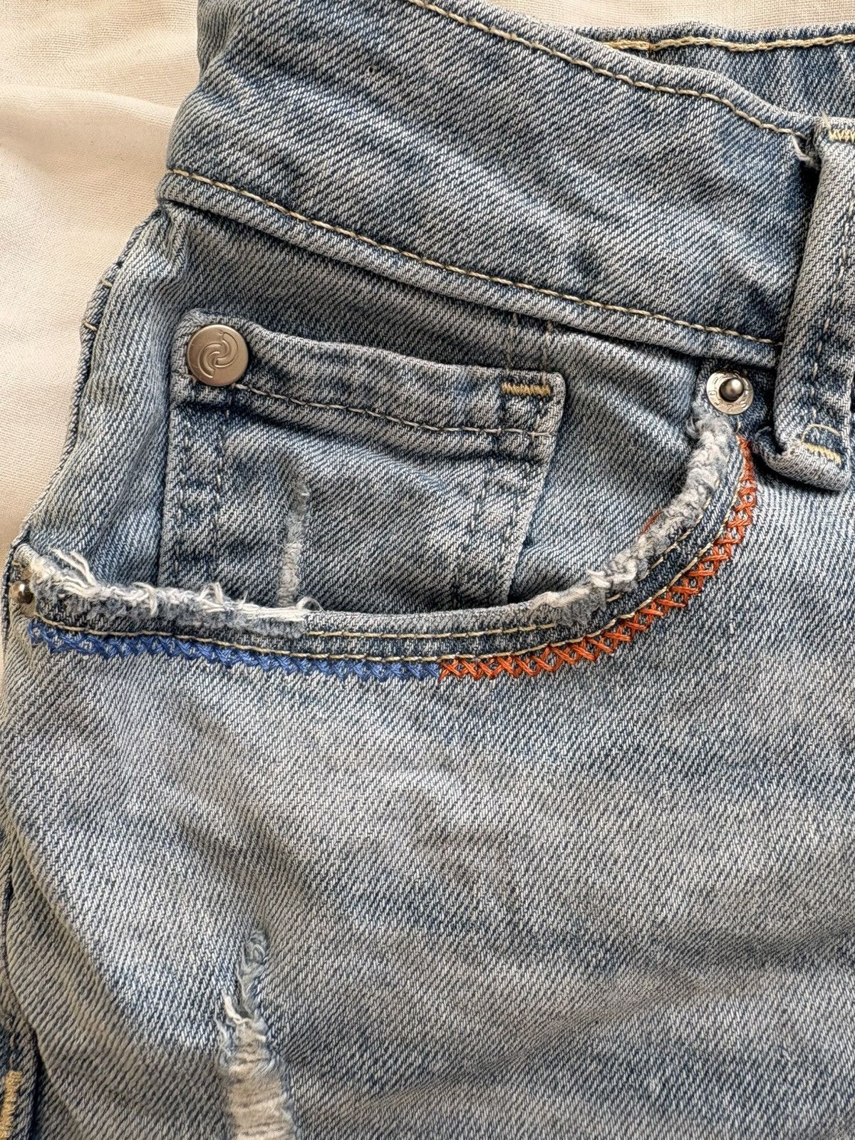 Levi's Levi upcycled embroidered mid rise denim shorts W27 Size 27" / US 4 / IT 40 - 3 Thumbnail