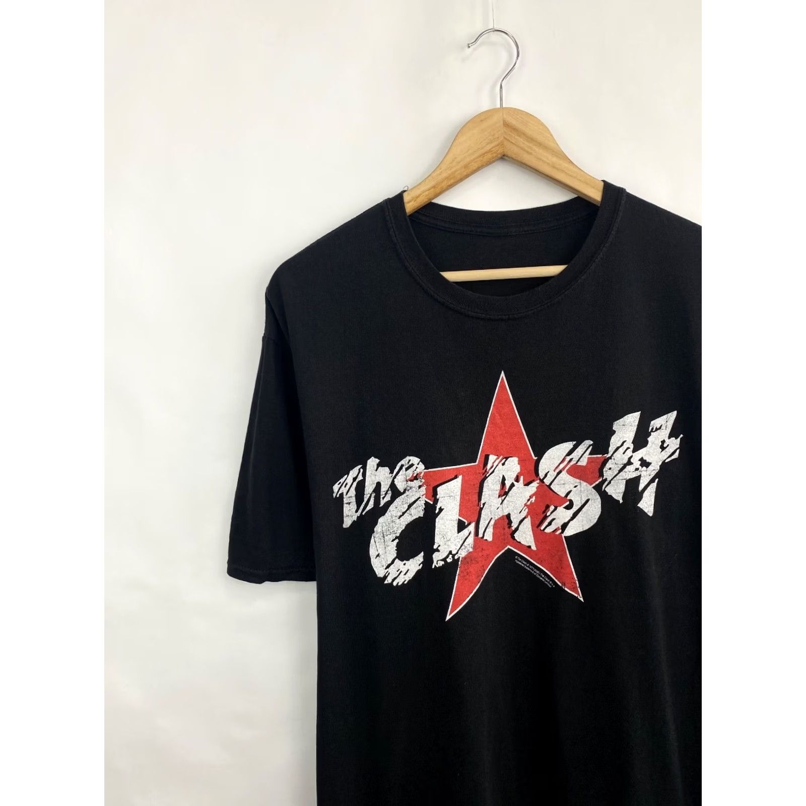 Gildan VINTAGE The Clash 1977/2020 T-shirt Rare Retro Hype Y2K XL Black Shirt Mens XL Black Retro The Clash 1977/2020 T-shirt Vintage Shirt Mens XL Black Size US XL / EU 56 / 4 - 3 Thumbnail