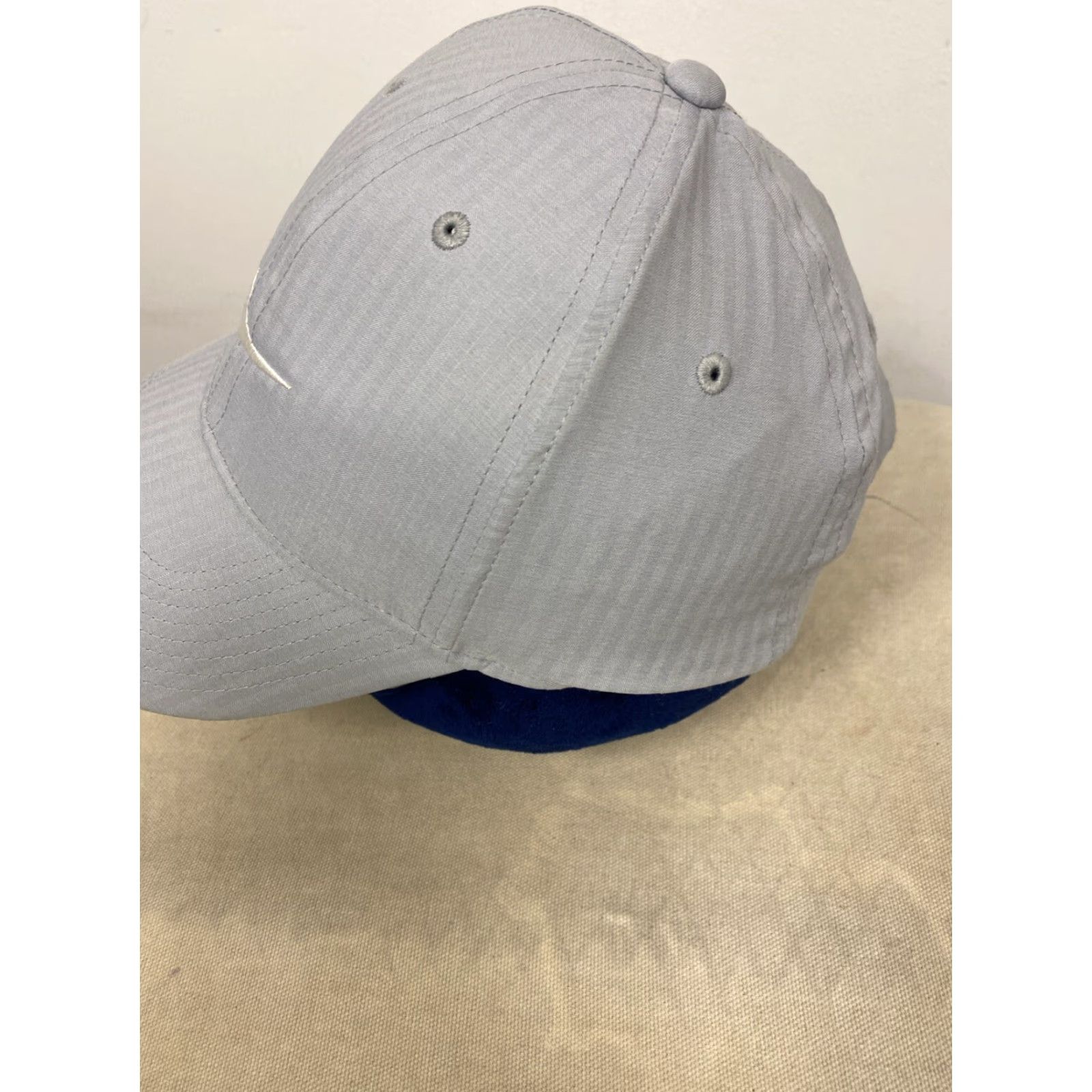 Nike Nike Baseball Cap Mens One Size Strapback Light Gray Lightweight Casual Outdoor Sports 2020s Size ONE SIZE - 2 Thumbnail