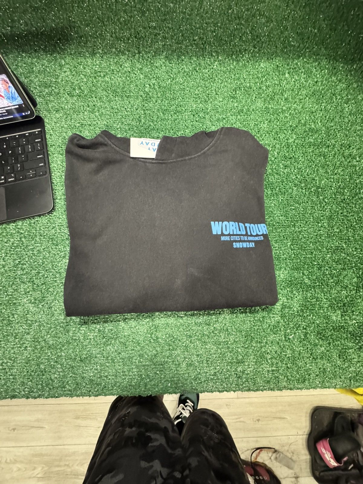 Snowday Snowdays world tour hoodie/Size Medium Size US M / EU 48-50 / 2 - 4 Thumbnail