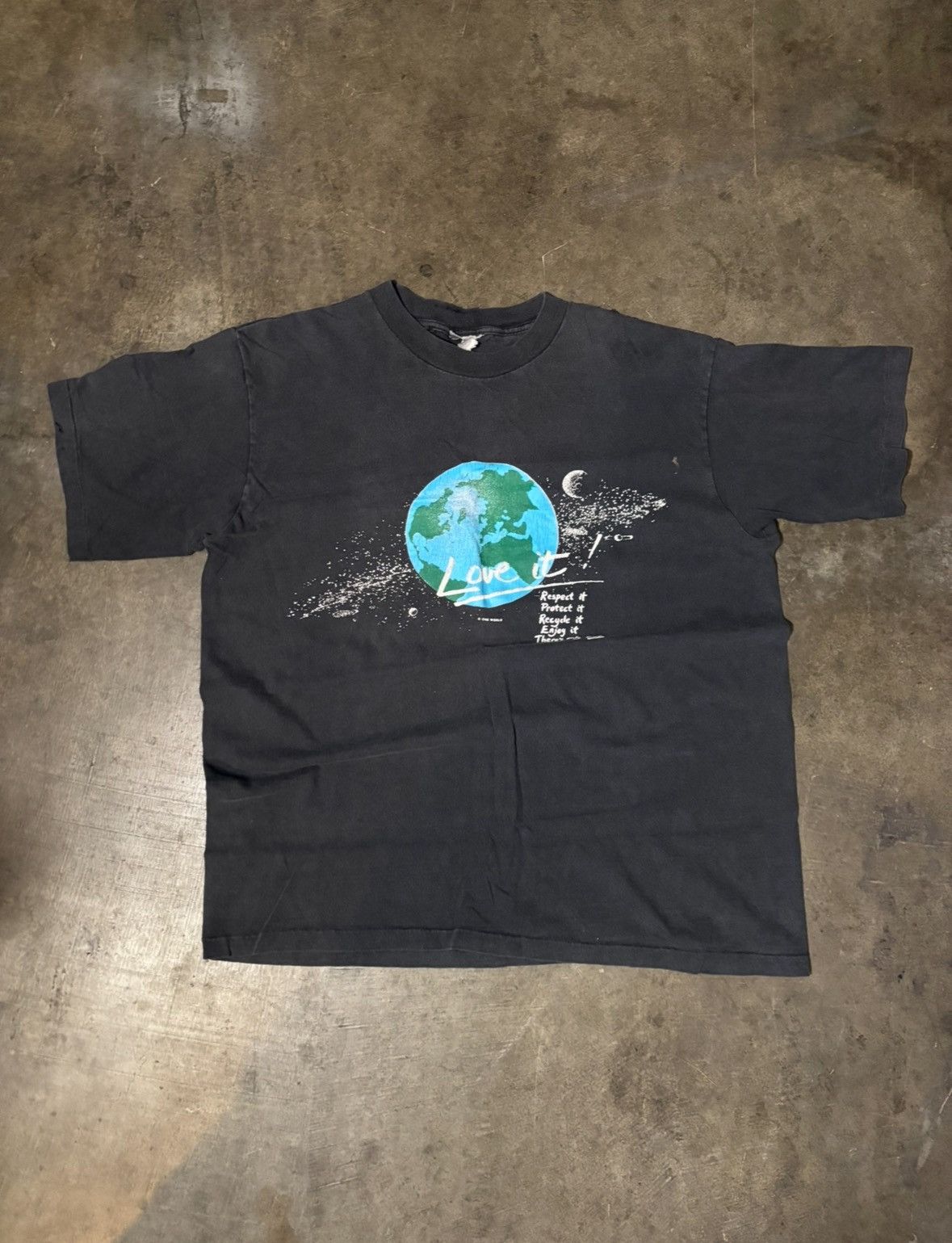 Other 1991 Vintage Thrashed Distressed Earth Tshirt Size US L / EU 52-54 / 3 - 1 Thumbnail