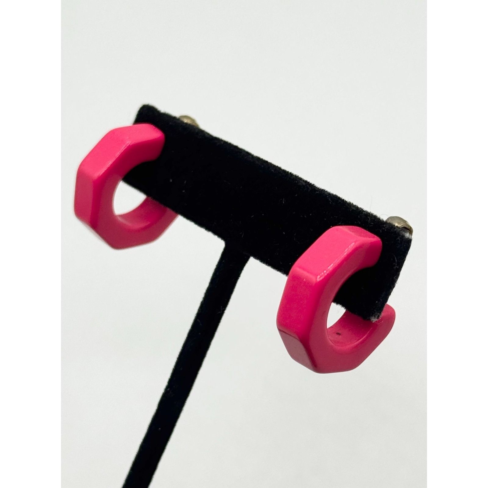 Vintage Vintage hot pink lucite hoop clip on earrings Size ONE SIZE - 4 Thumbnail