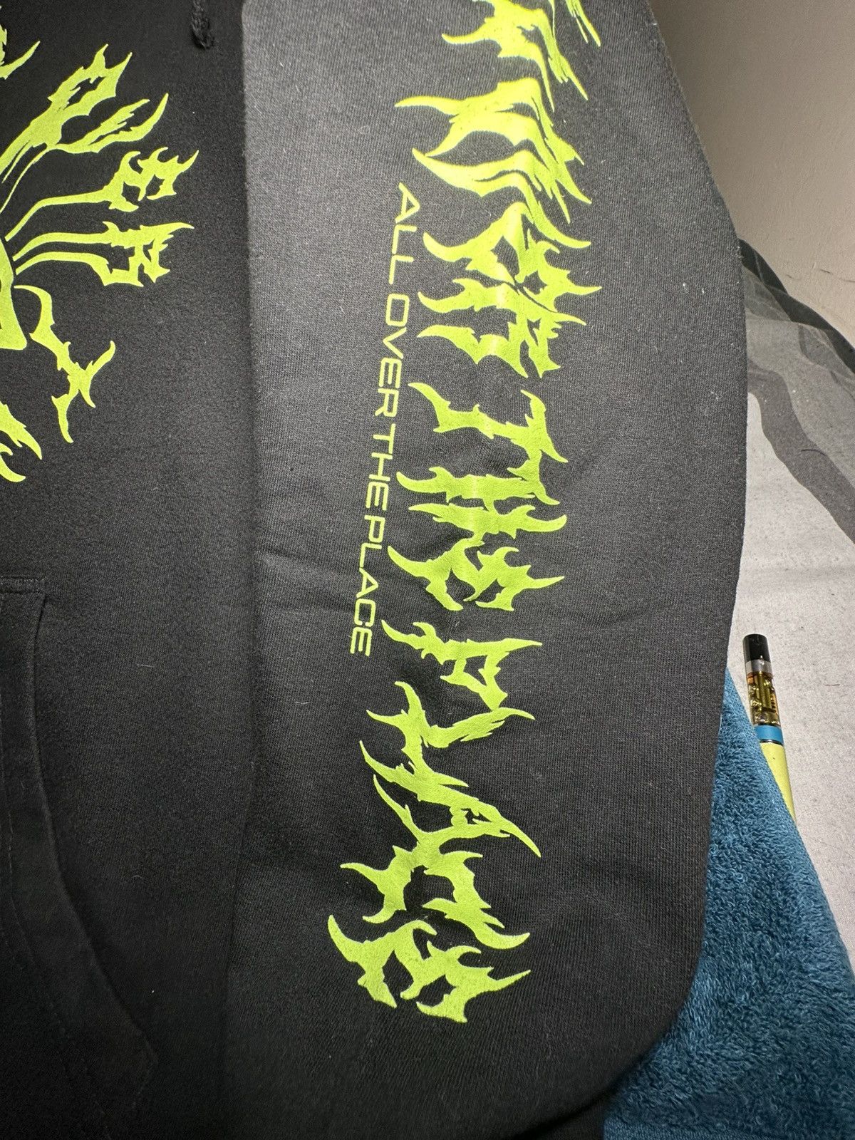 Designer × Supreme Brand new KSI All Around The World Hoodie size Large Size US L / EU 52-54 / 3 - 3 Thumbnail