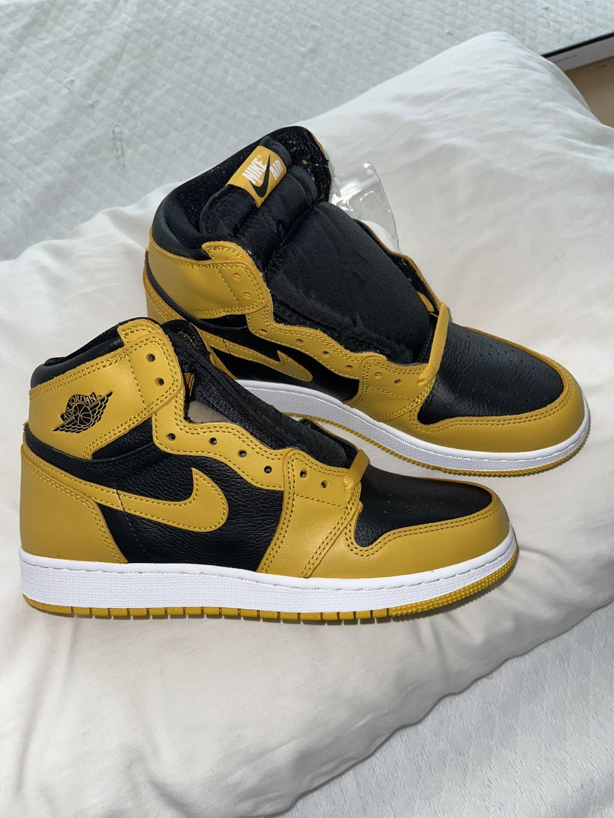 Jordan Brand Nike Air Jordan Retro OG pollen size 7Y or women’s 8 Size US 7 / EU 40 - 2 Thumbnail