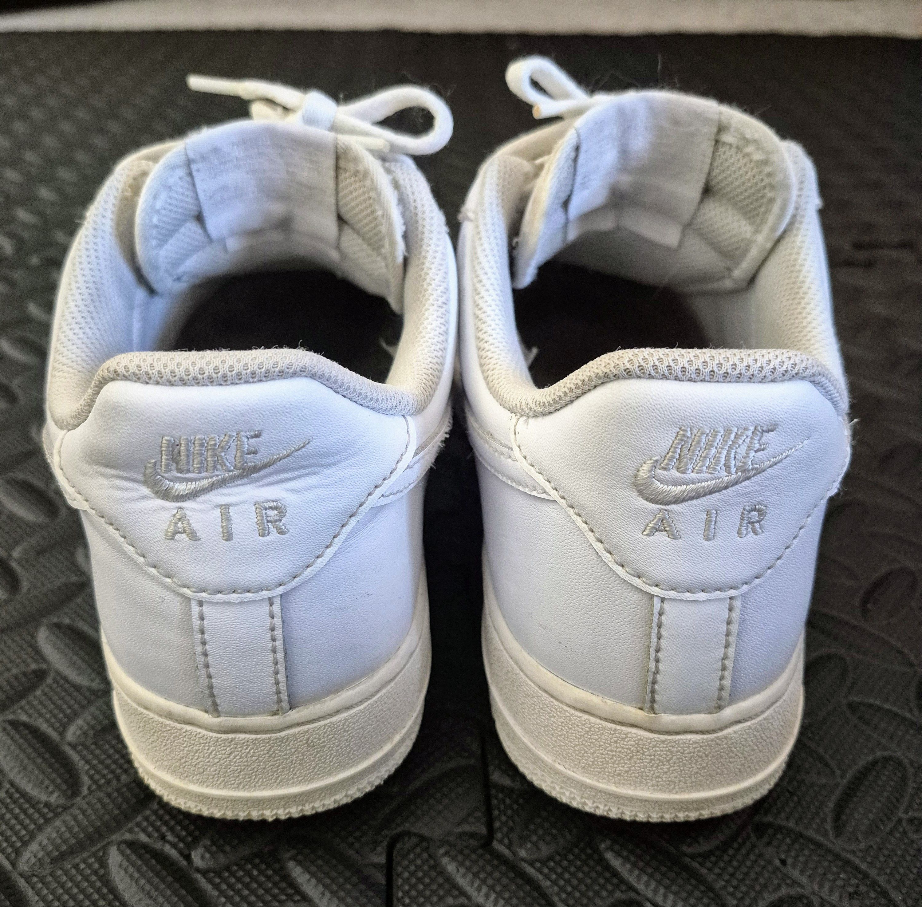 Nike Size 8.5M - Nike Air Force 1 Low '07 Triple White Size US 8.5 / EU 41-42 - 5 Thumbnail