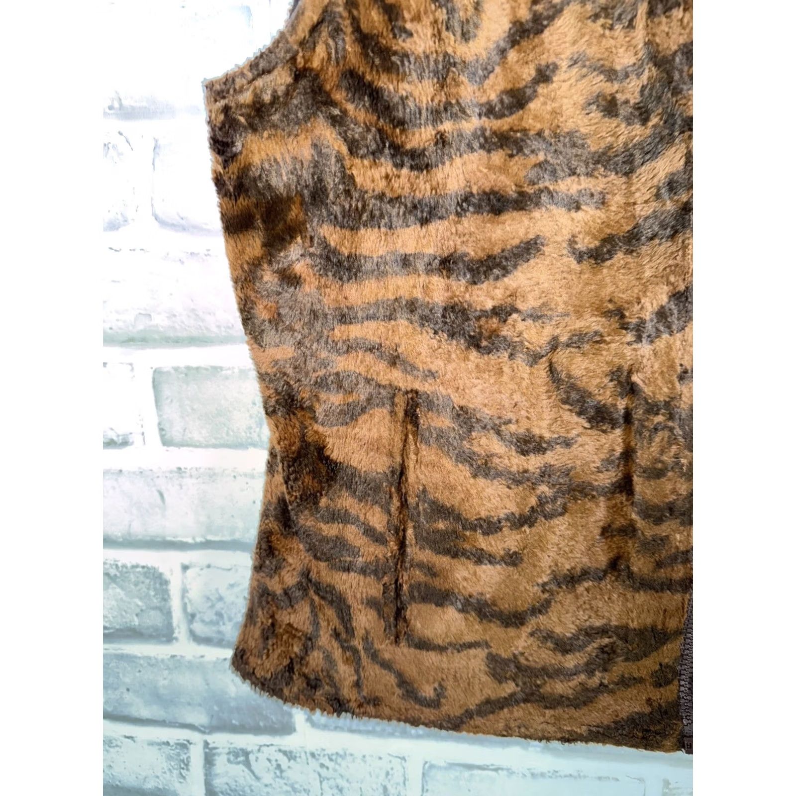 St. John ST. JOHN SPORT Marie Brown Reversible Tiger Faux Fur Animal Print Vest Sz P Womens Size S / US 4 / IT 40 - 4 Thumbnail