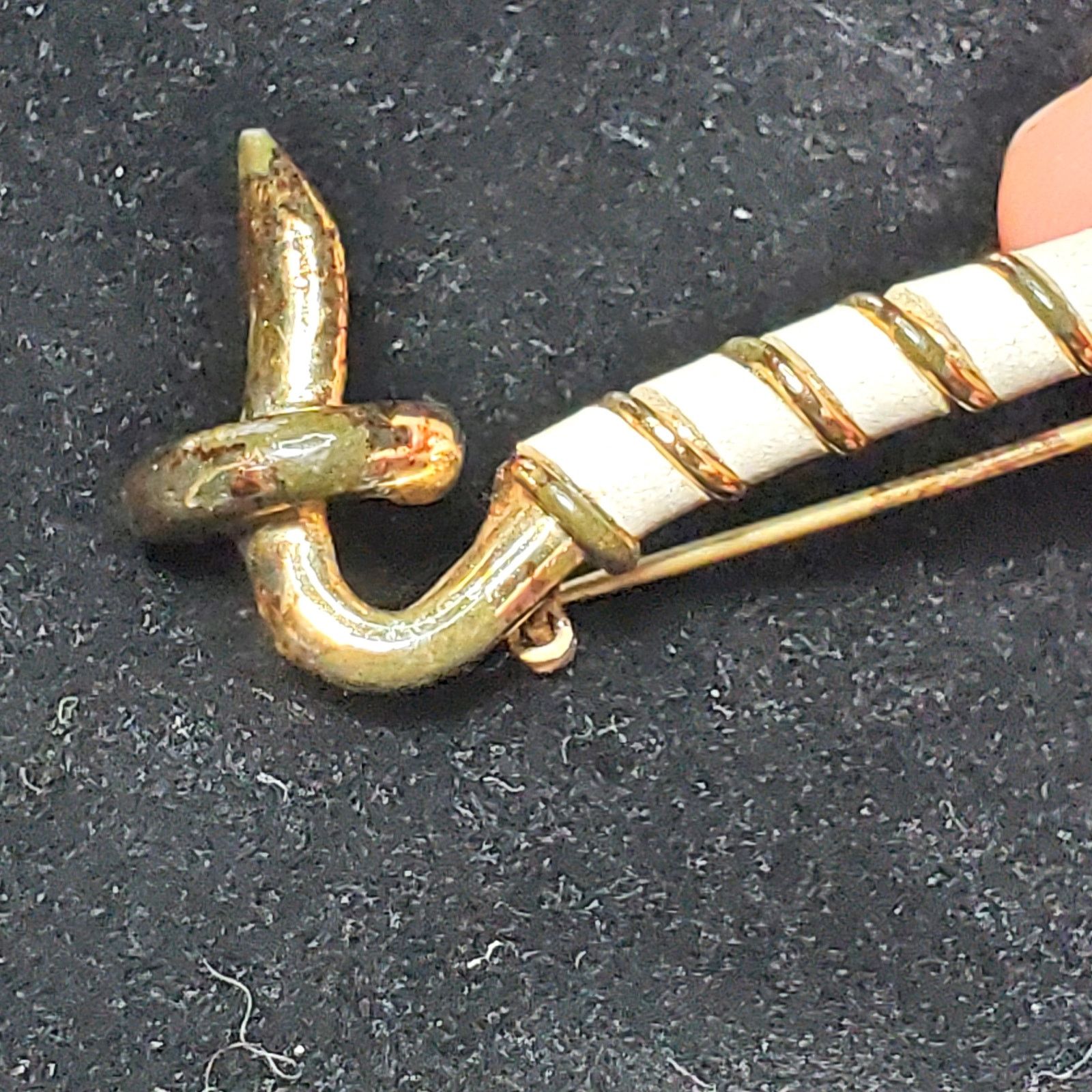 Other Gold Tone Hook Lock White Twist 2.5" Unsigned Vtg Size ONE SIZE - 7 Thumbnail