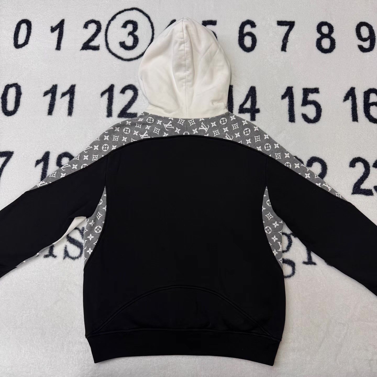 Louis Vuitton LV Black, White & Gray MonogramPrint Circle Hoodie Q10 Size US S / EU 44-46 / 1 - 3 Thumbnail