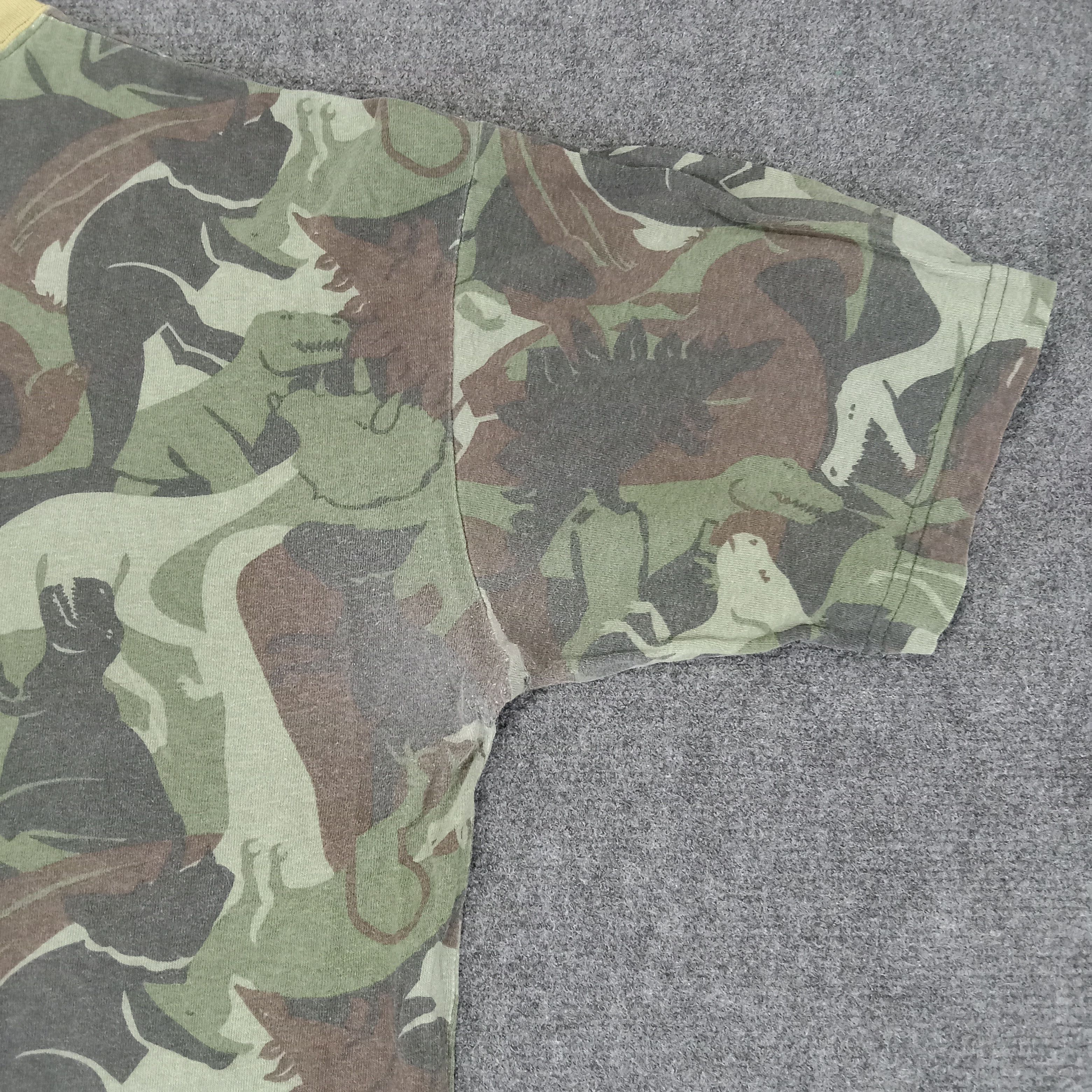 Universal Studios × Vintage Jurassic Park American Cartoon Movie Dinosaur Camo Tshirt Size US XXL / EU 58 / 5 - 6 Thumbnail